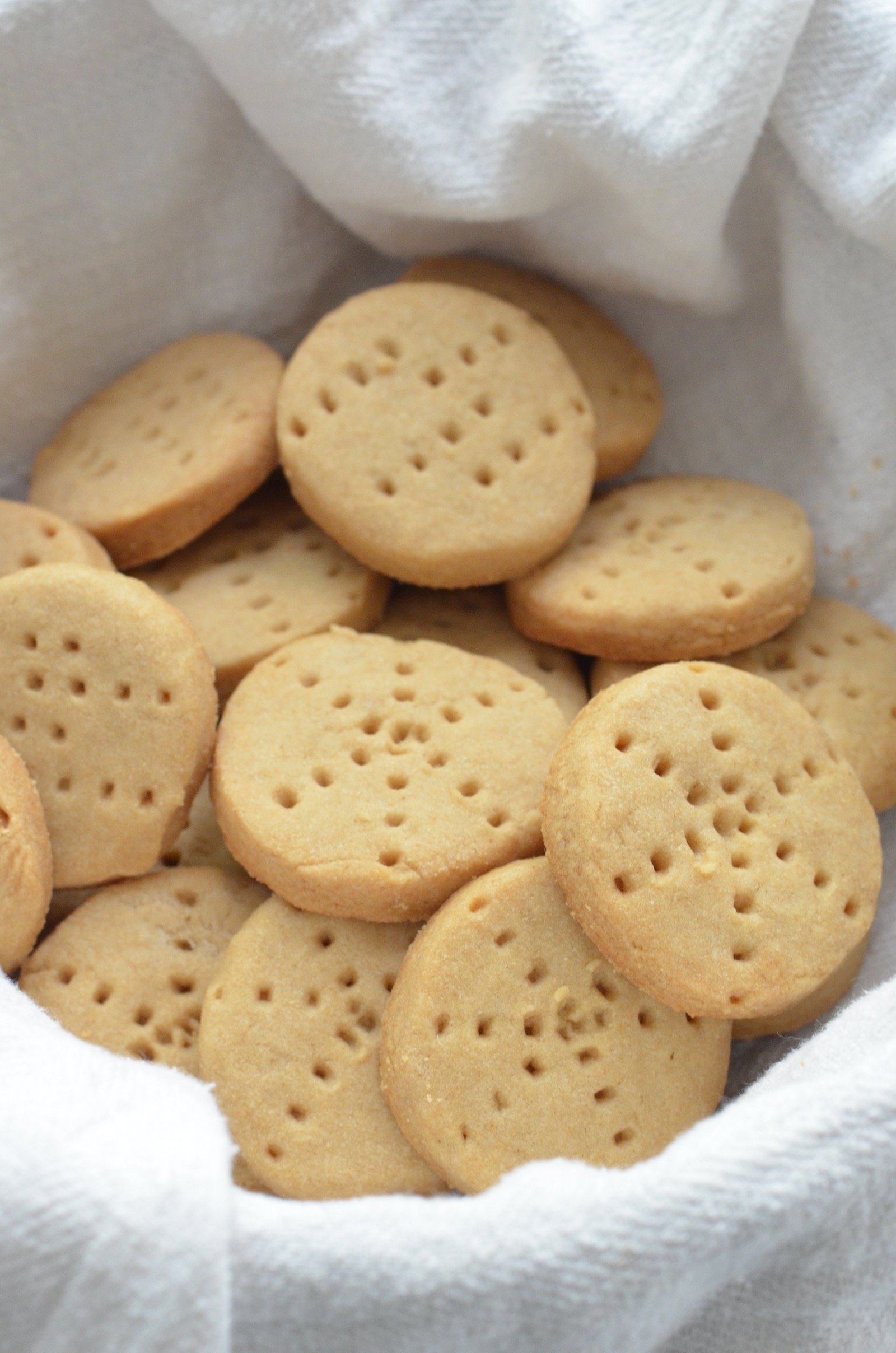 5-Ingredient Almond Maple Shortbread Cookies