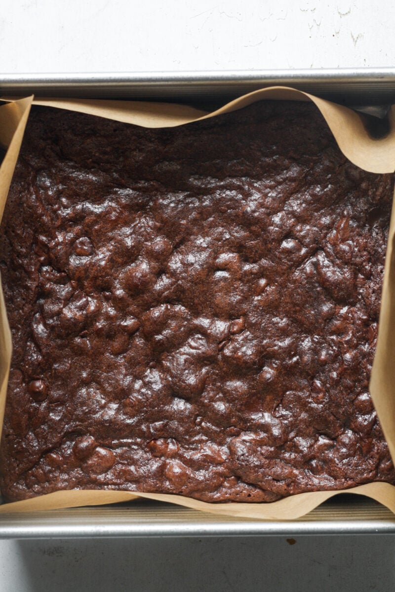 Baked fudge brownies.
