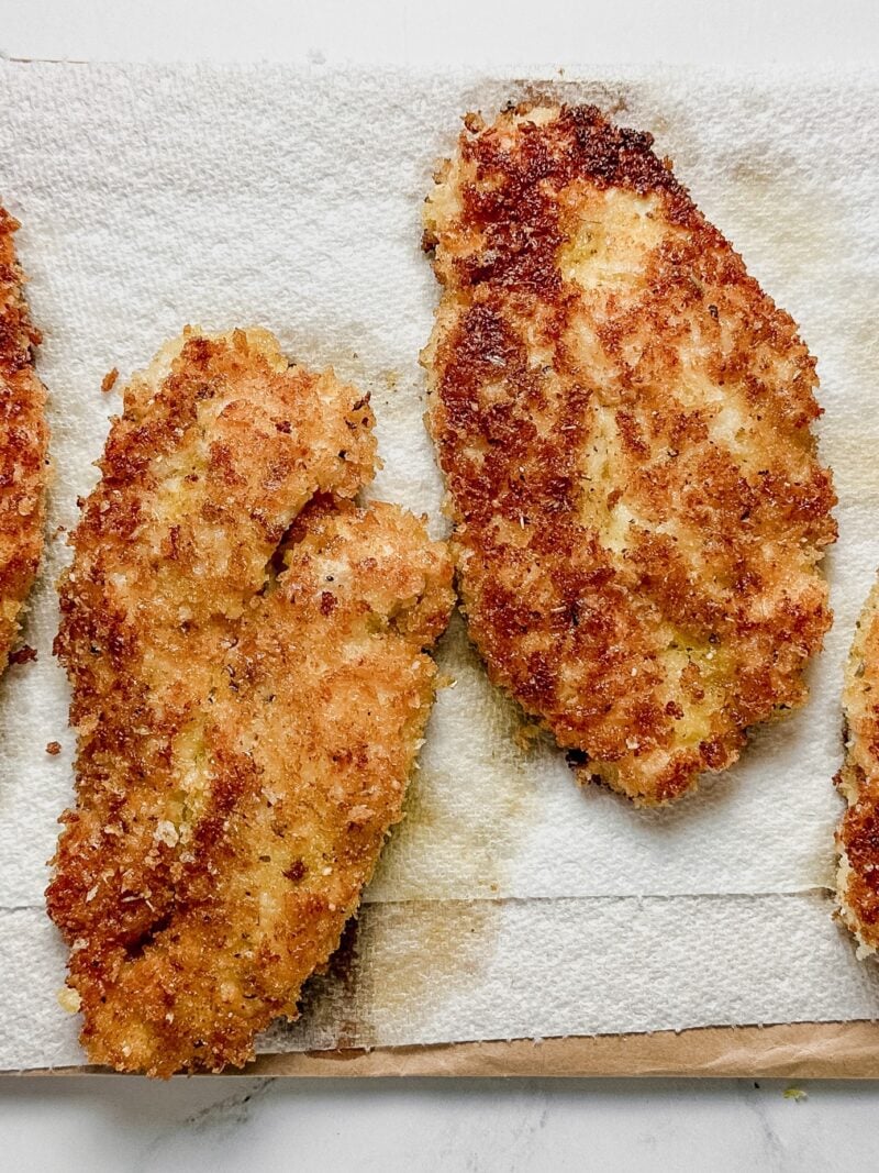 Parmesan chicken on paper towels.